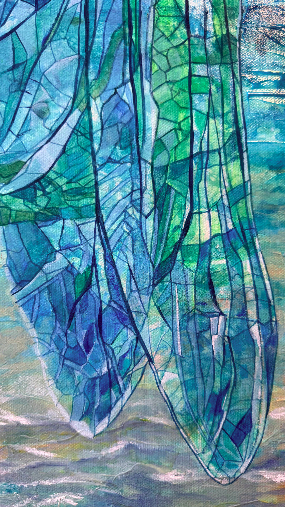 Detail of the large translucent dragonfly in turquoise, green and blue tones, symbolizing transformation and harmony with nature.